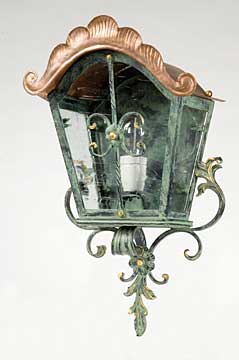 Geschmiedete Wandlampe vergoldet